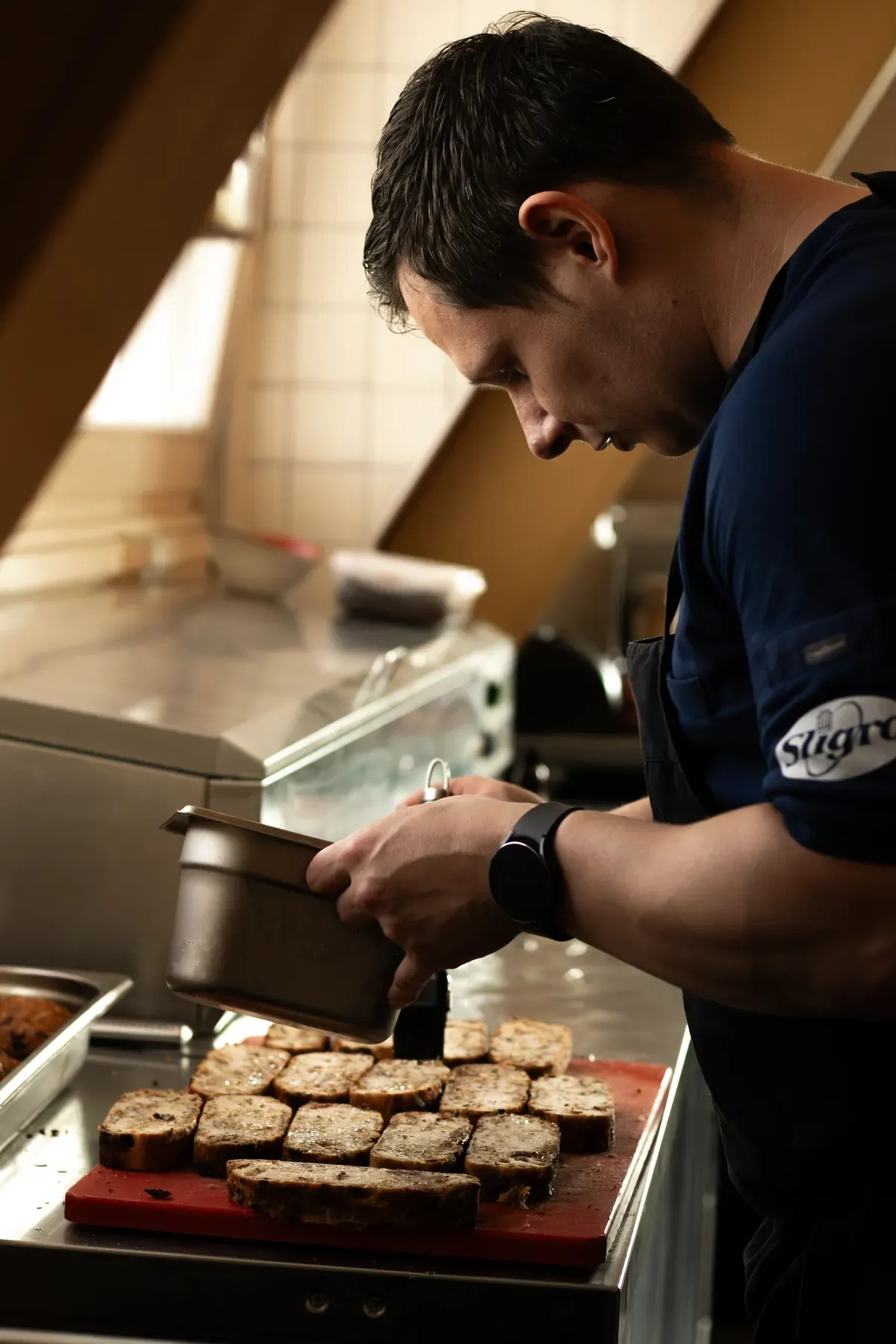 Chef bereidt gerechten voor een besloten groepsdiner bij Steaks & Bites