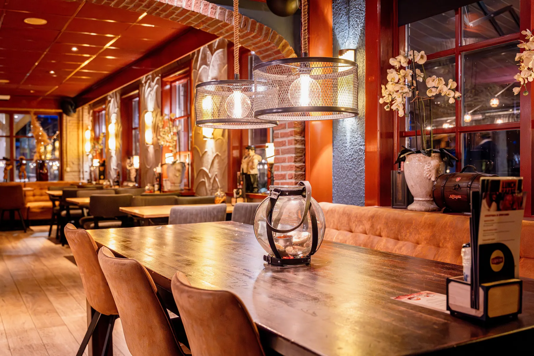 Lange tafel in het interieur van Plexat