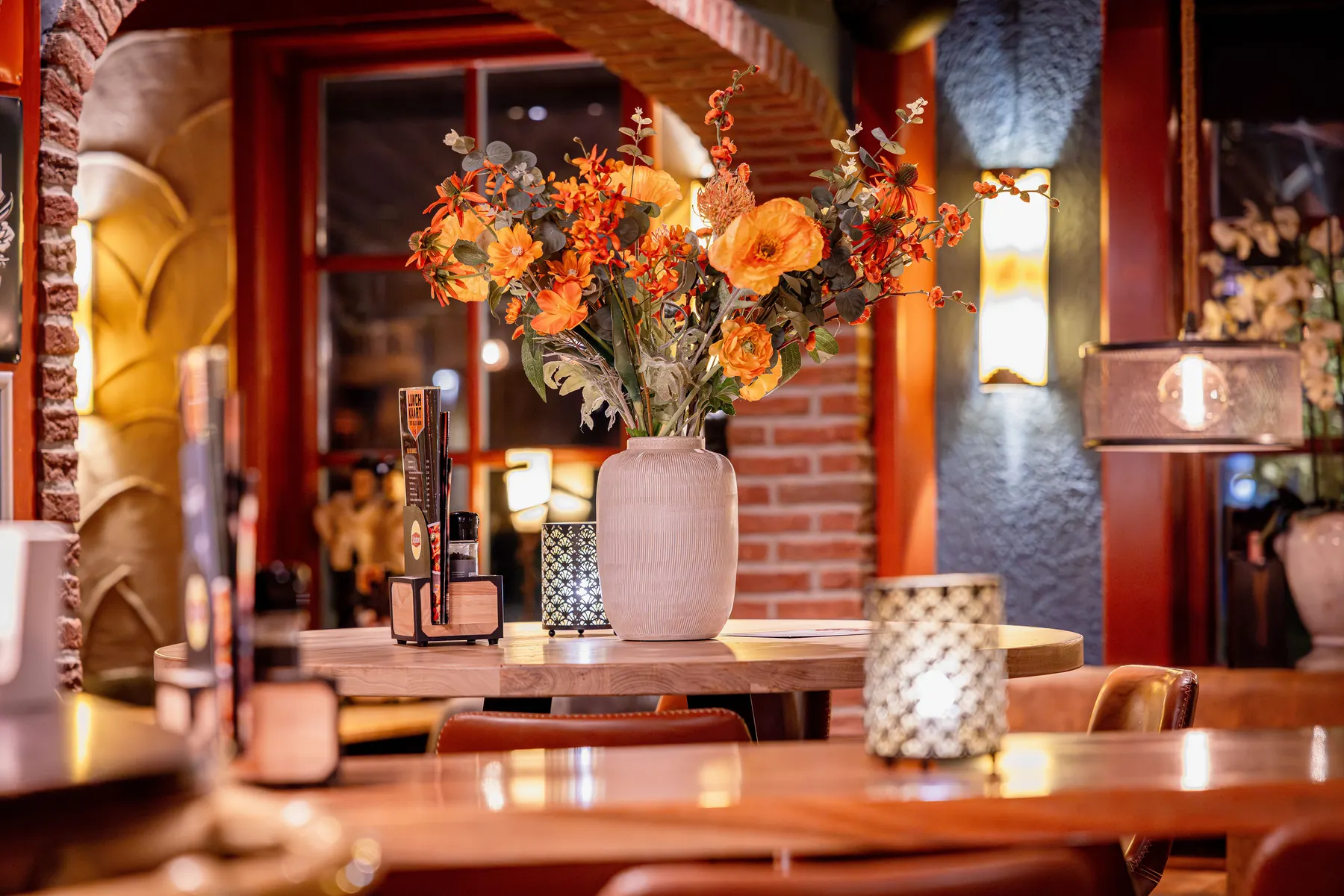 Gedekte tafel met bloemen bij Plexat