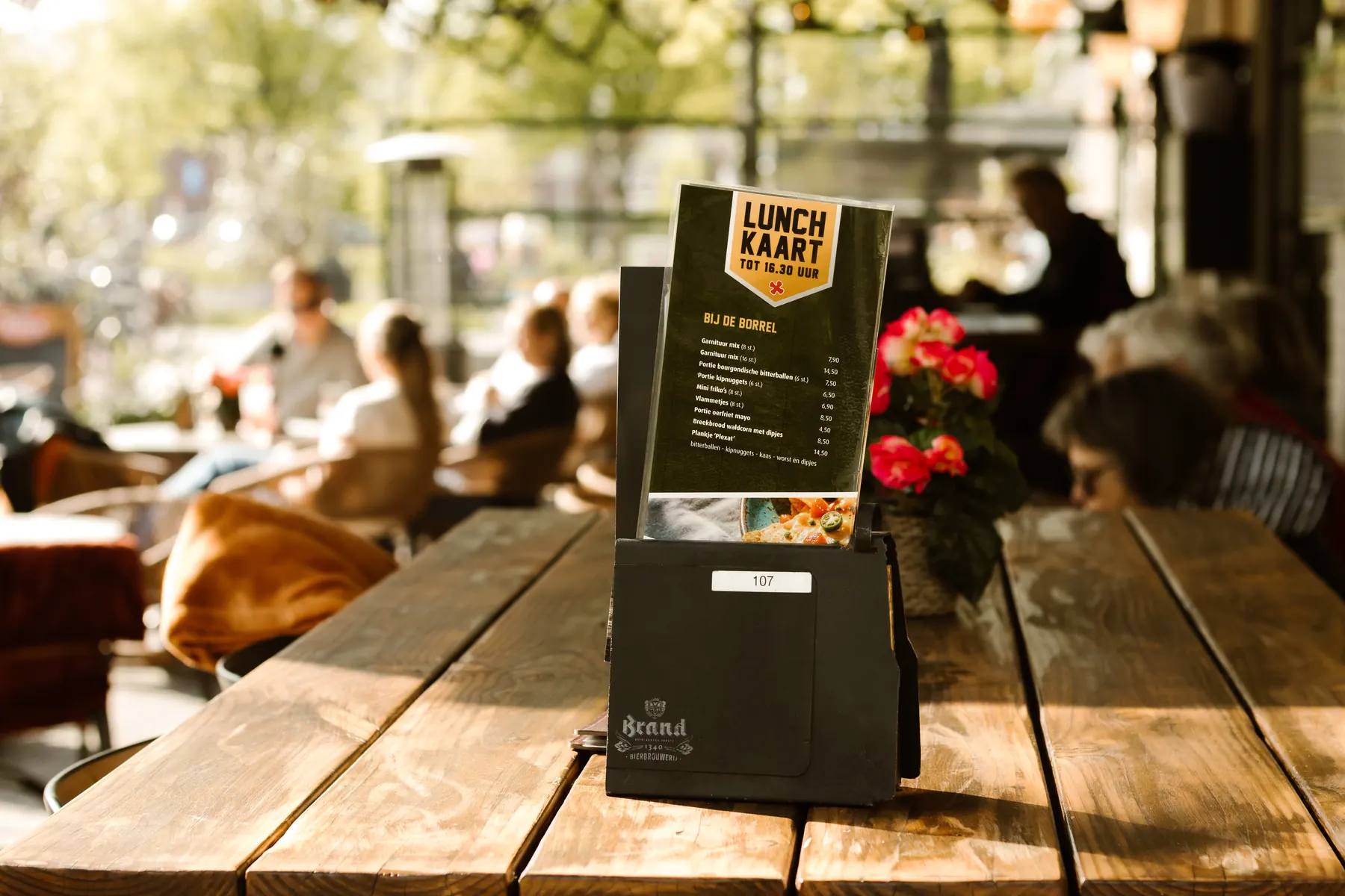Lunchkaart op een zonnige terrastafel