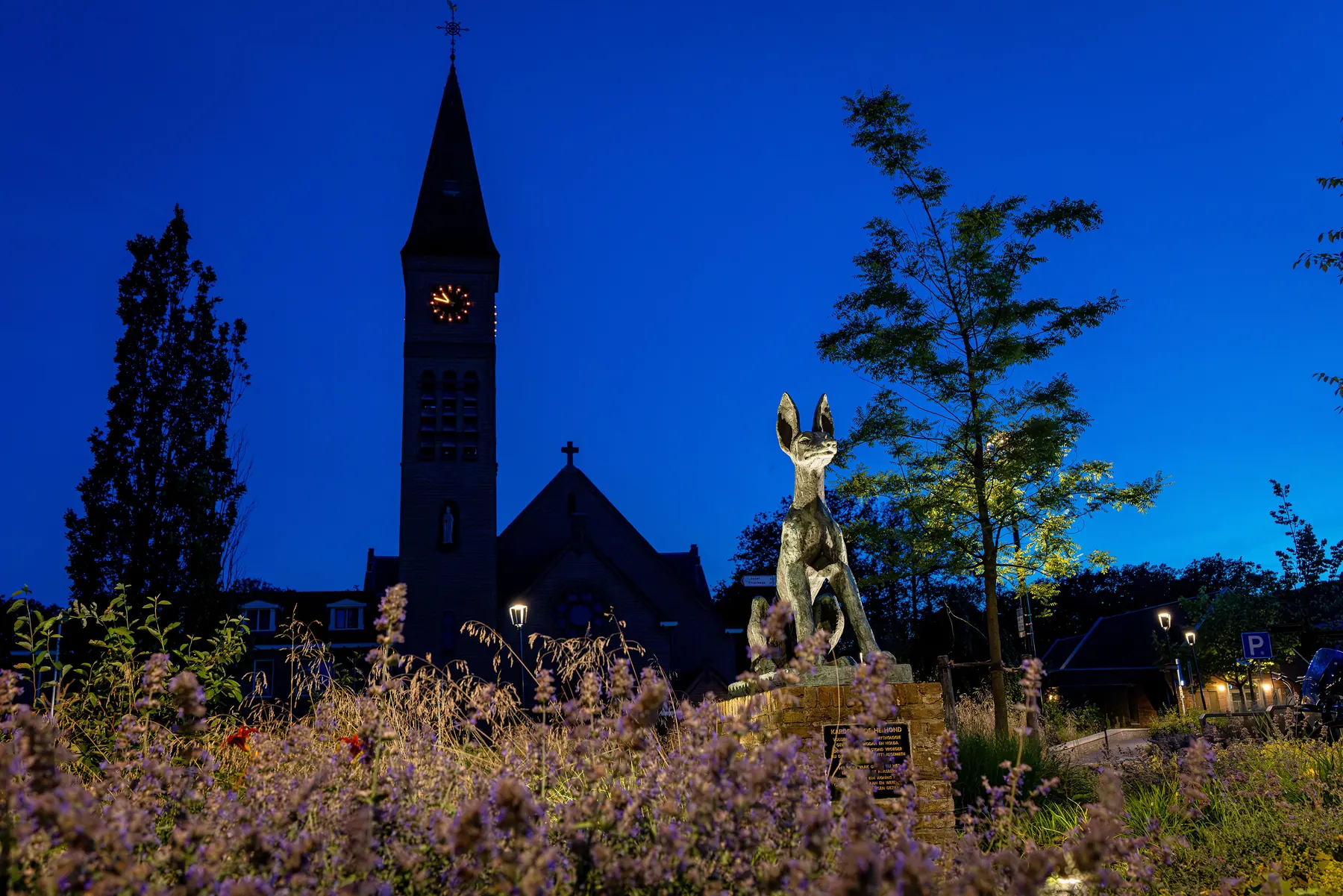 Plechelmuskerk tegenover Plexat in de avond