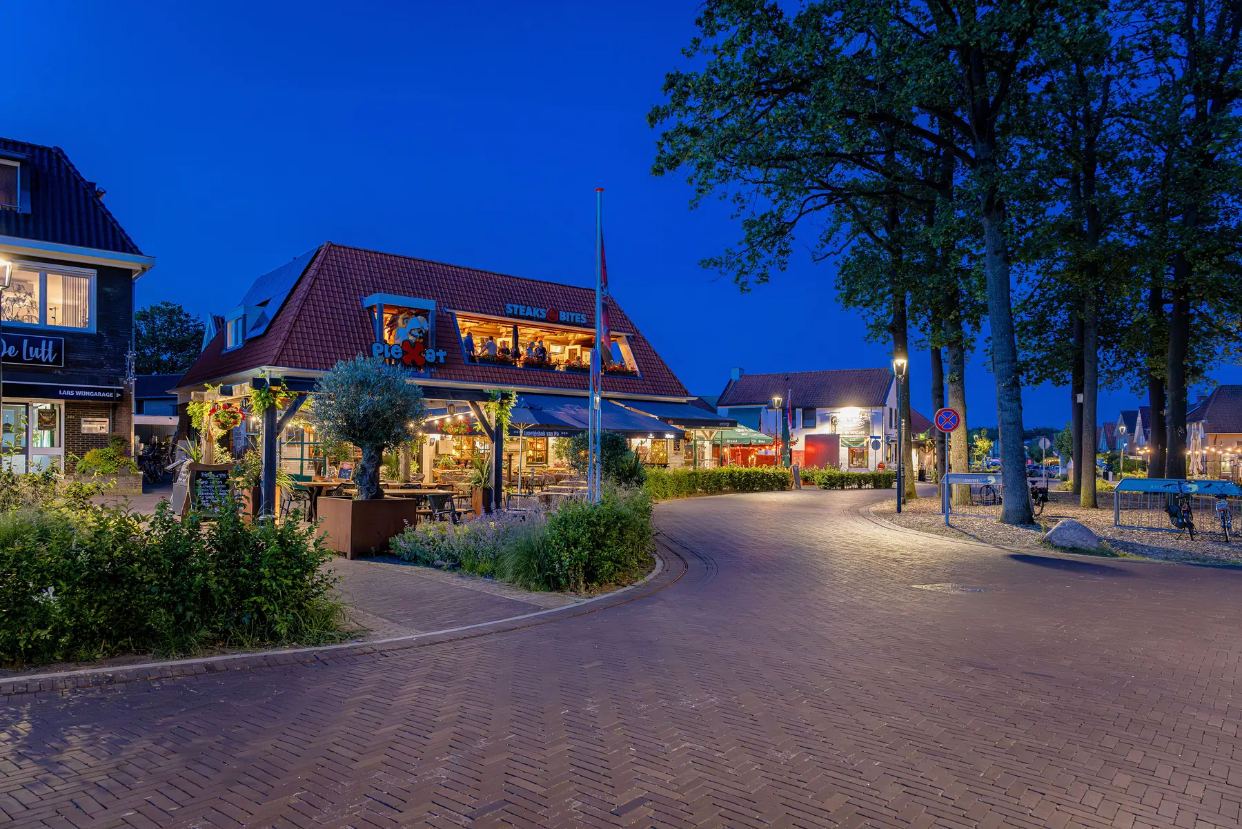 Plexat in het centrum van De Lutte bij avond