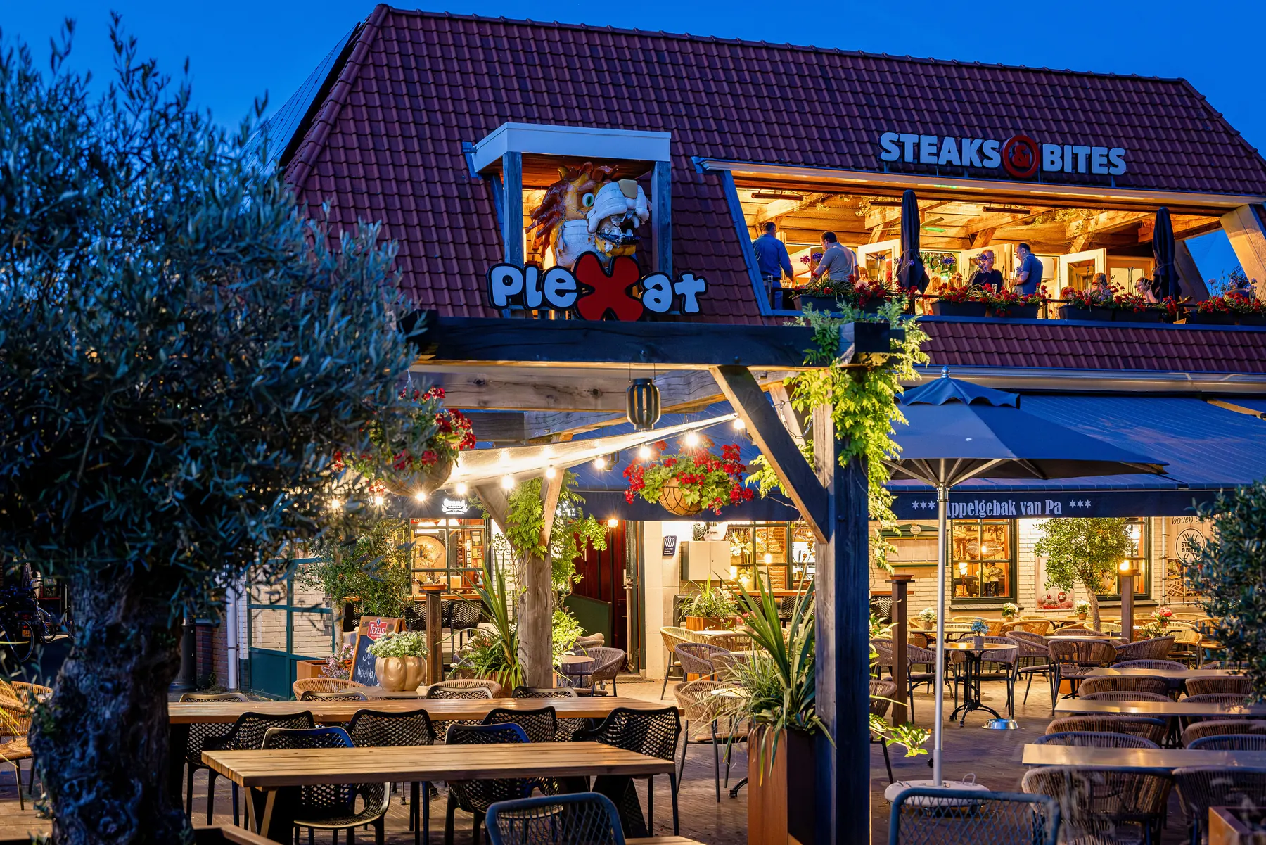 Eetcafé Plexat verlicht in de avond