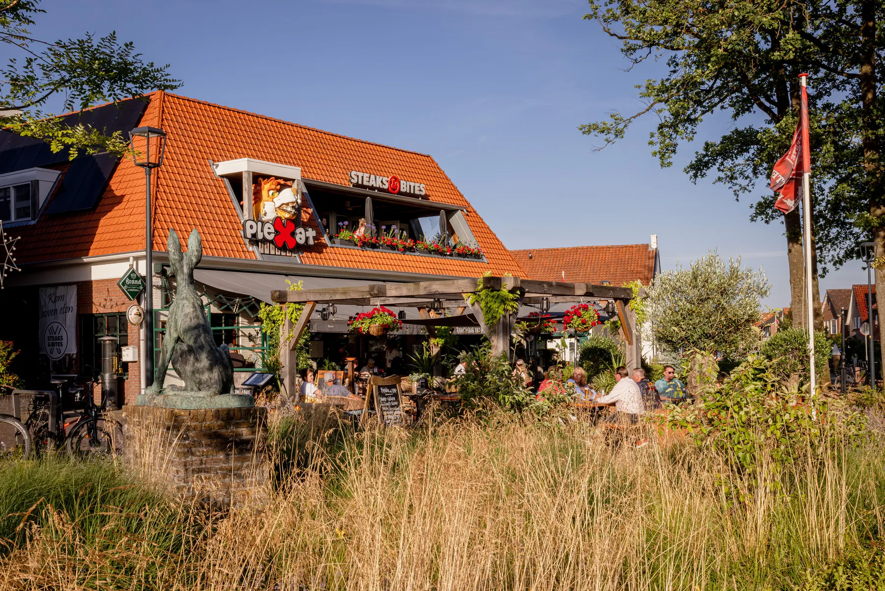 Eetcafé Plexat op een zomerse dag in De Lutte