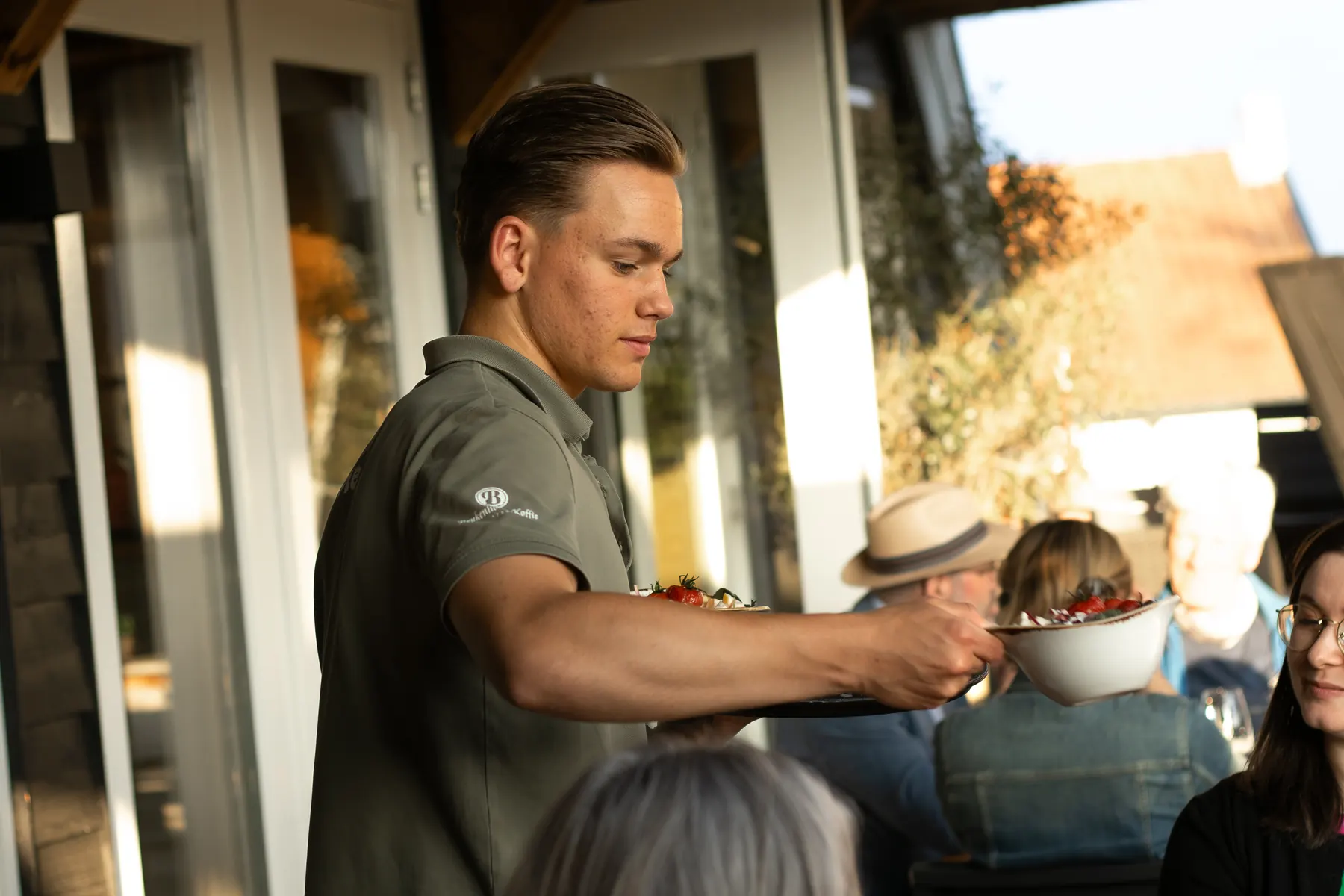 Verse salade wordt geserveerd