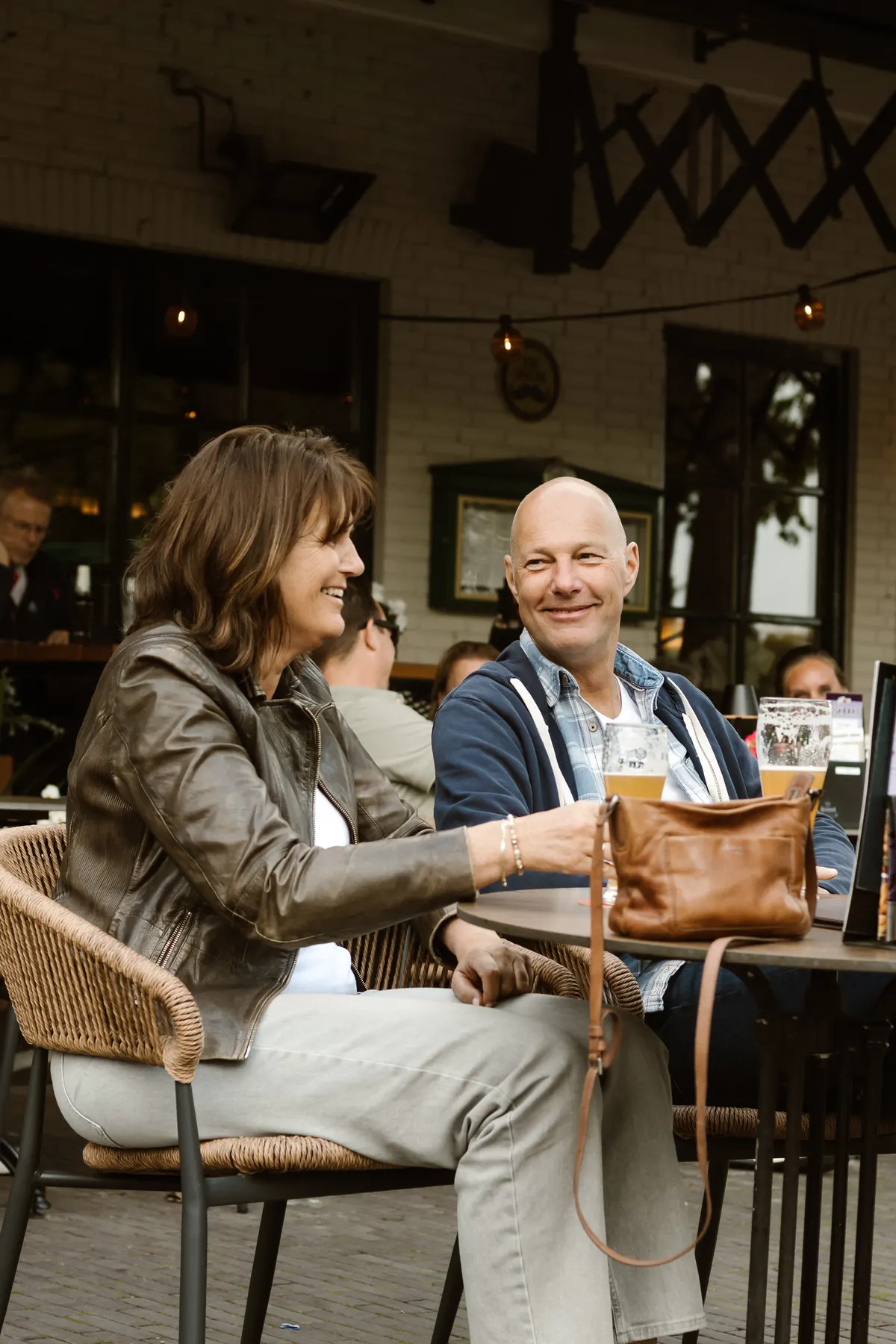 Gasten genieten samen op het terras van Eetcafé Plexat