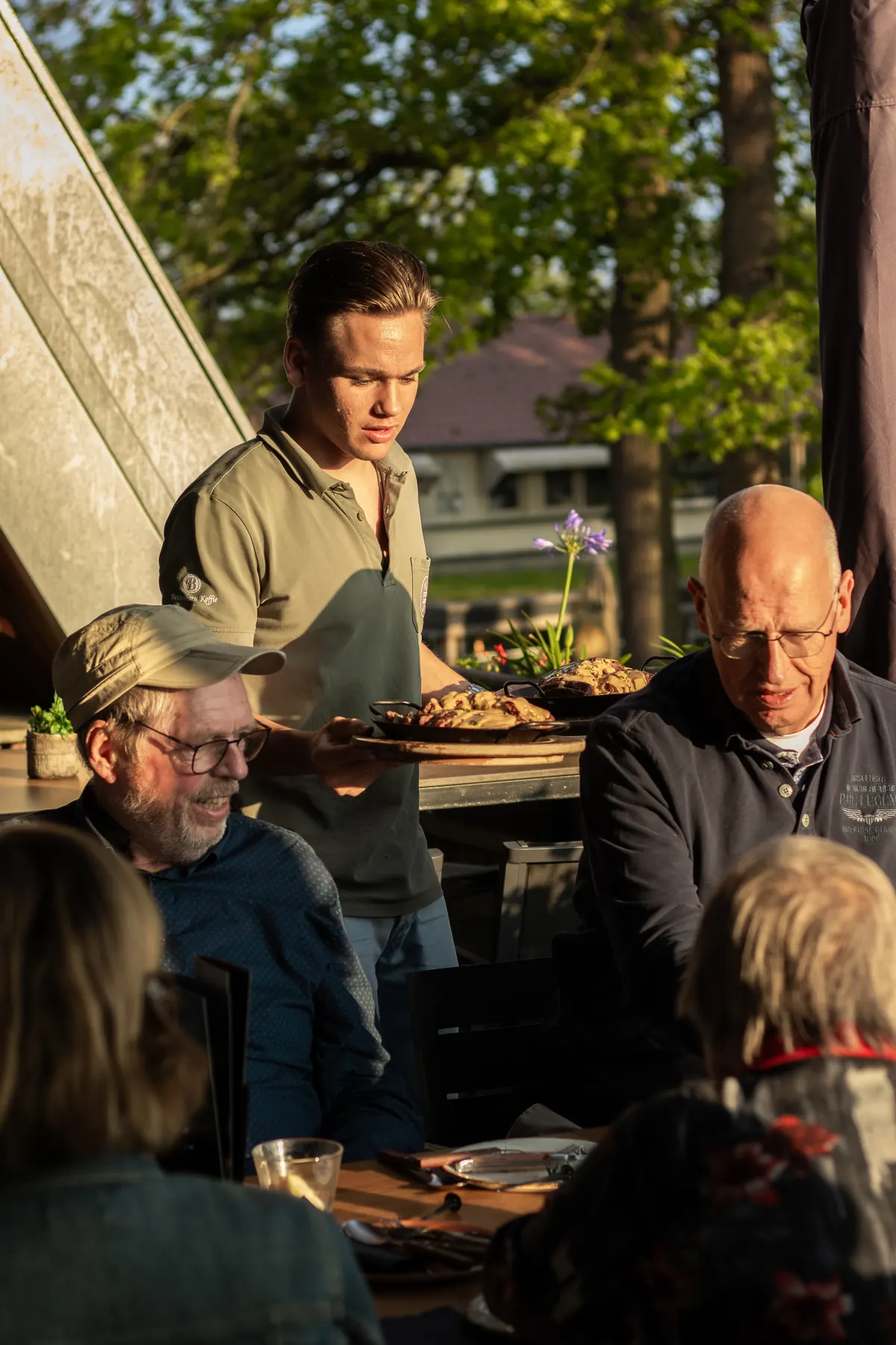 Gerechten worden aan tafel geserveerd
