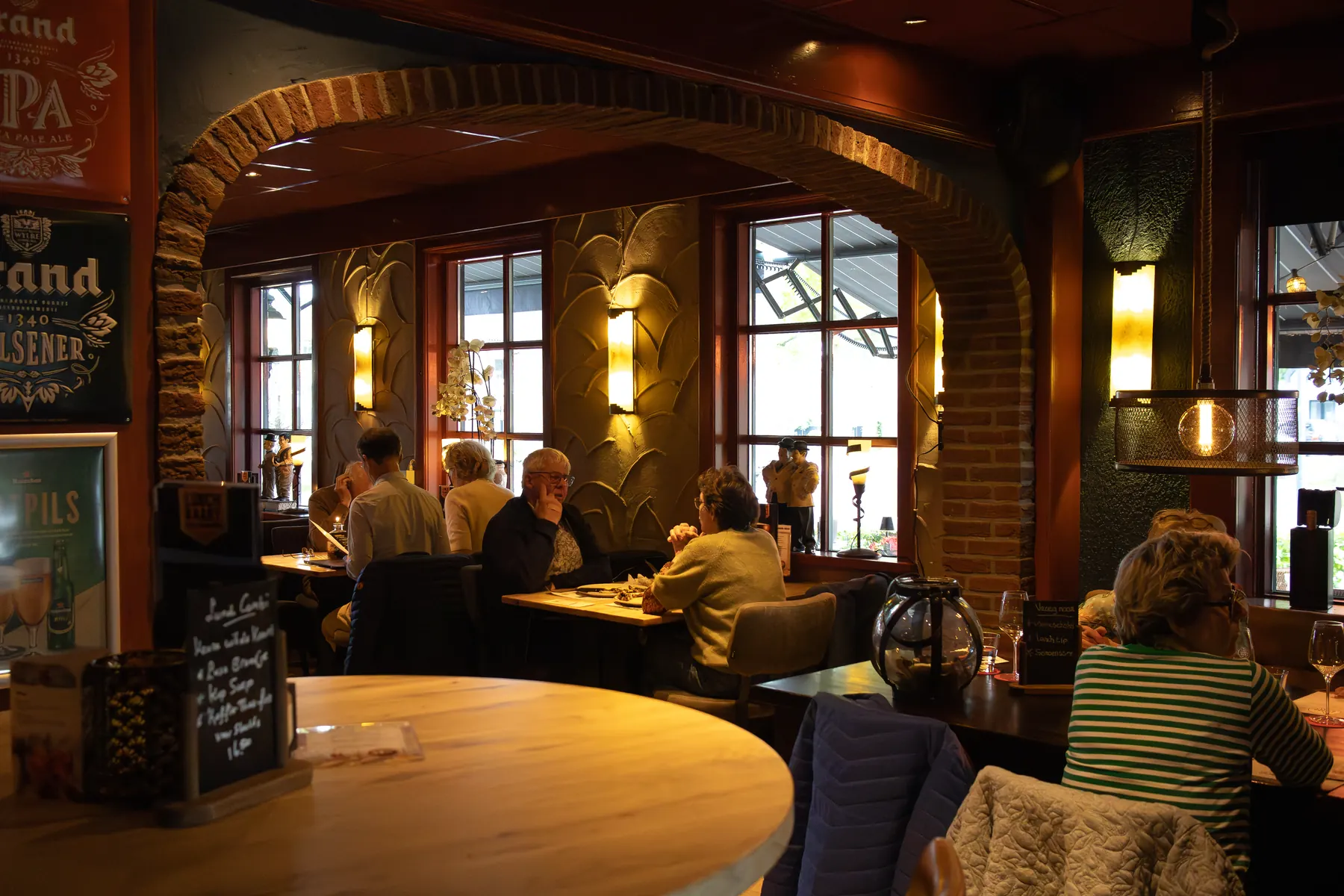 Warm interieur van Plexat met gasten